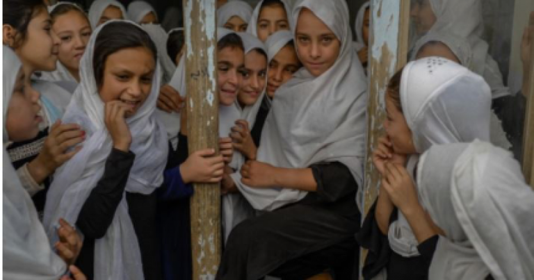 Afganistaan:Gabdhaha oo loo ogolaaday in ay ku laabtaan dugsiyada sare