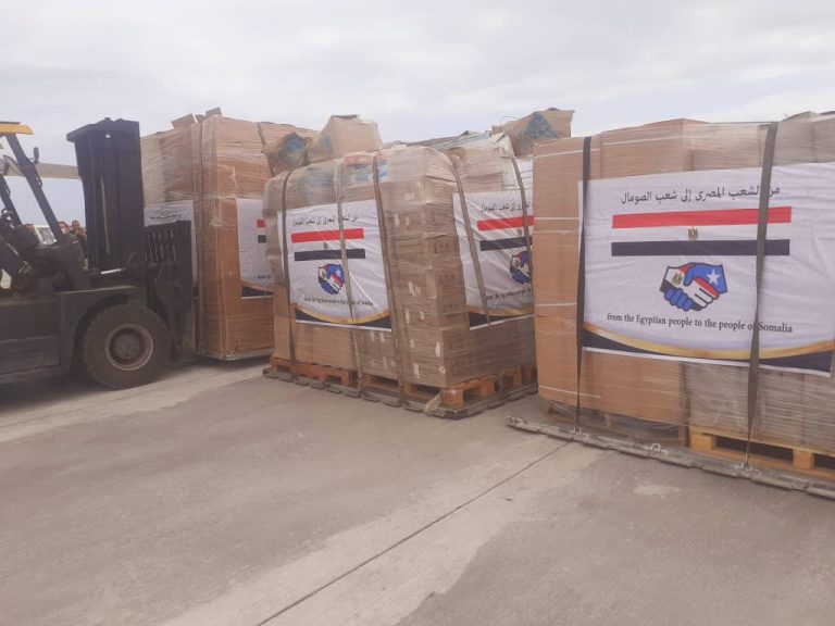 Wasaaradda Caafimaadka oo maanta la wareegtay Deeq Daawada COVID-19 oo ay Jaamacadda Carabra ugu deeqday Soomaaliya