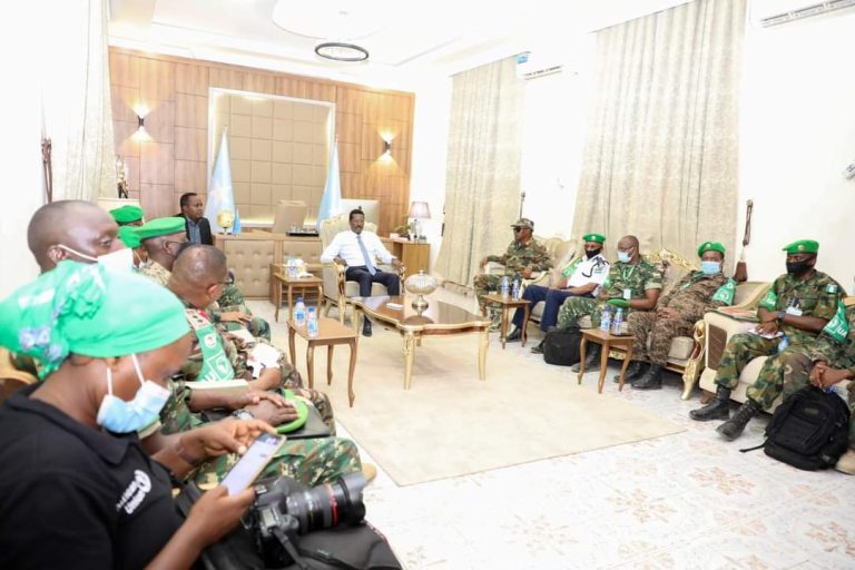 Madaxweyne Qoor Qoor oo lakulmay Taliyaha ciidanka AMISOM