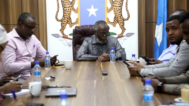 Sawirro: Agaasimaha guud ee wasaarada warfaafinta oo tababar u soo xiray 10 Weriye