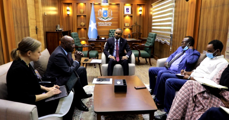 Wasiirka Caddaladda XFS oo xafiiskiisa ku qaabilay ku xigeenka Ergayga QM u qaalbilsan Soomaaliya