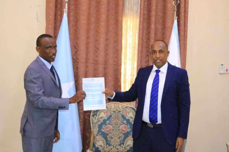 Guddiga Doorashada Galmudug oo shahaado guddonsiiyay xubno u tartamaya Aqalka Sare “SAWIRRO