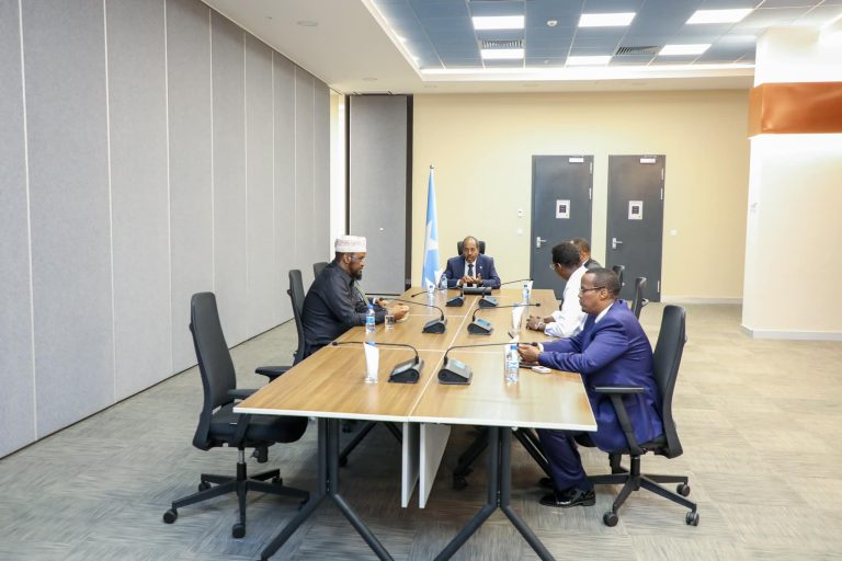 SAWIRO:Madaxweynaha Soomaaliya Xasan Sheekh Maxamuud oo kulan la qaatay madaxda dowlad gobaleedyada dalka.