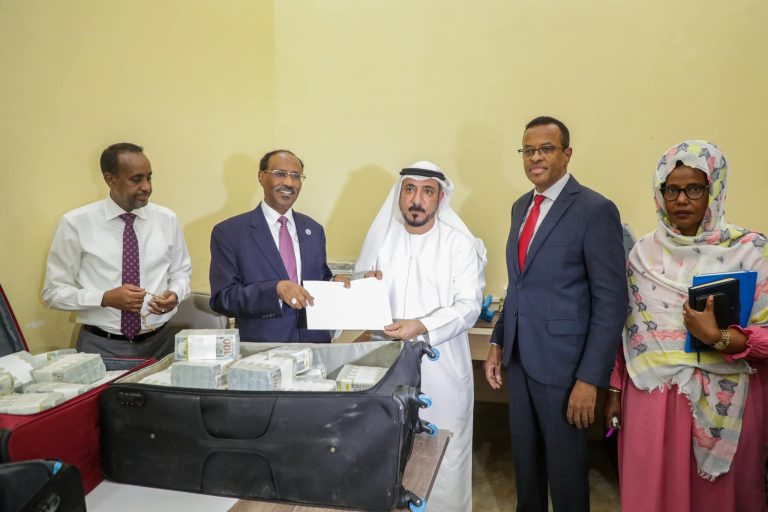 SAWIRRO:Ra’iisulWasaare Rooble oo maanta goobjoog ka noqday munaasabad ay dowladda Imaaraadka Carabtu ay Soomaaliya ugu wareejinaysay lacag gaaraysa 9.6 Milyan oo Dollar.