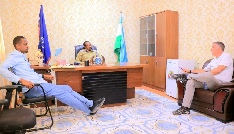 Taliyaha Ciidanaka booliska Maamulka Puntland  Oo xafiiskiisa ku qaabilay Madax kasocota Hay,ada UNODC.