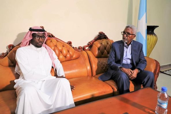 Guddoomiyaha Aqalka Sare Senator Abdi Hashi Abdullahi oo  maanta xafiiskiisa ku qaabilay safiirka Boqortooyada Sacuudi Carabiya.