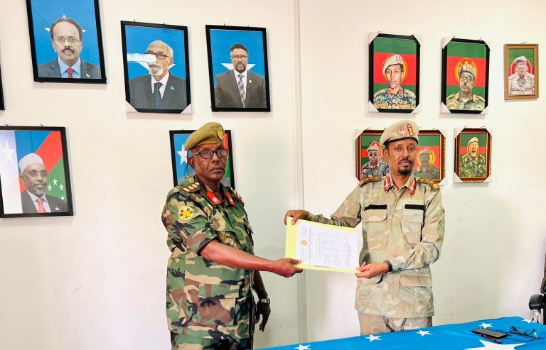 SAWIRRO:Gaashanle Sare Ibraahim Cusmaan Maxamed (Tifow) oo dhawaan loo magacaabay Taliyaha Cusub ee Qeybta 60aad ayaa Maanta si rasmi ah Xilka Taliyaha ugula wareegey Taliyihii hore Qeybta 60aad.