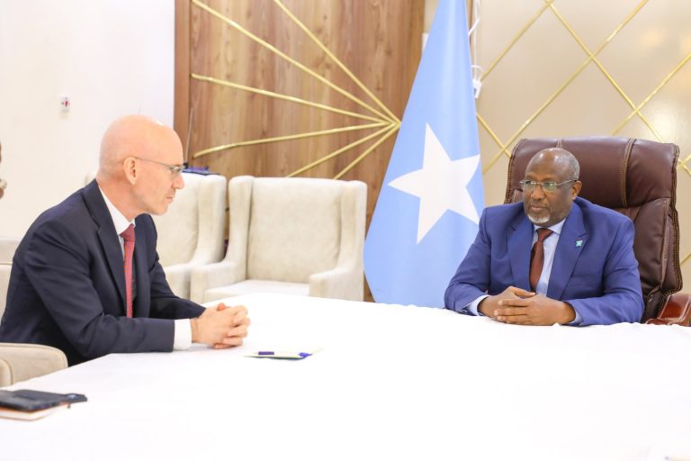 Guddoomiye Sheekh Aadan Madoobe oo kulan la qatay Wakiilka Xog-hayaha Guud Qaramada Midoobay u qaablisan arrimaha Soomaaliya Amb. James Swan.