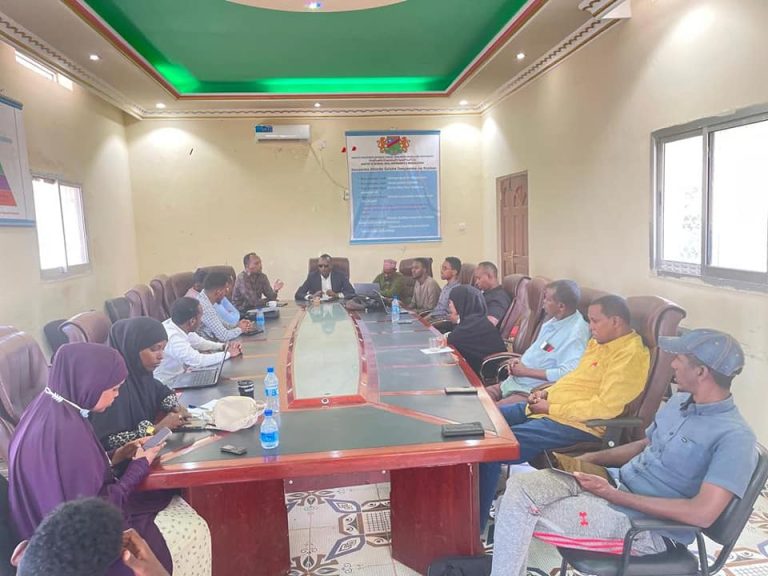 Wasiir kuxigeenka Wasaaradda Arrimaha Gudaha KGS oo shir guddoomiyey shir ay iskugu yimadeen dhamaan shaqaalaha wasaaradda Arrimaha Gudaha.