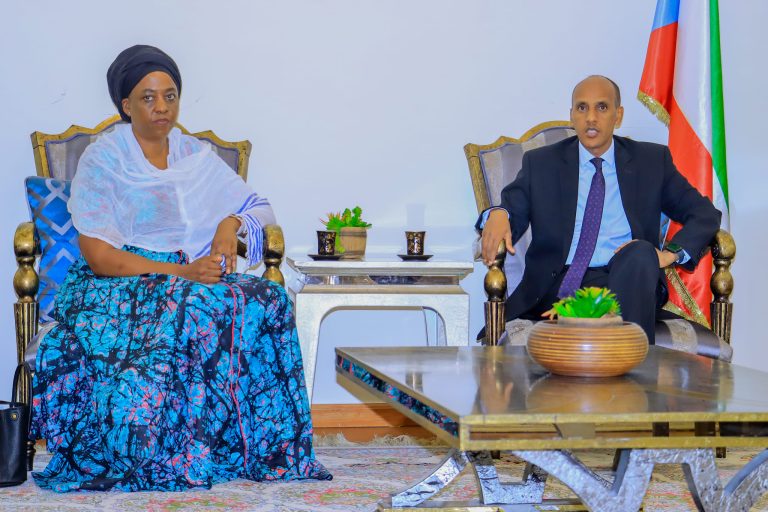 Madaxweyne Mustafe Muxummed Cumar oo maanta xarunta madaxtooyada kulan kula qaatay masuuliyiintii ay hoggaaminaysay madaxa gargaarka bini’aadannimada ee hay’adaha Qaramada Midoobay.