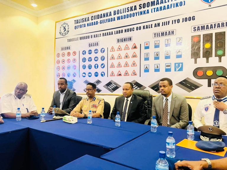 Wasiirka Amniga iyo Taliyaha Booliska soomaaliya oo maanta xariga ka jaray Dhisme cusub oo lagu soo kordhiyey Xarunta Ciidanka Ilaalada Wadooyinka.