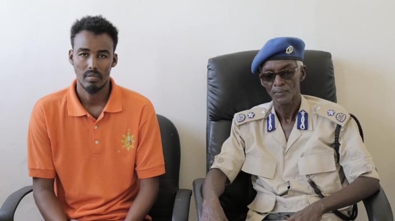 DHAGEYSO:Maamulka Jubbland oo Magaalada Kismaayo ku xiray Nin faafiyay Warar been abuur ah,Cadaaladana horkeenaya.