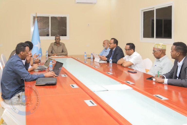 SAWIRRO:Ergayga gaarka ah ee Madaxweynaha JFS u qaabilsan arrimaha Bani-aadannimada iyo gurmadka abaaraha ee Soomaaliya oo la kulmay Guddiga Gurmadka Abaaraha.