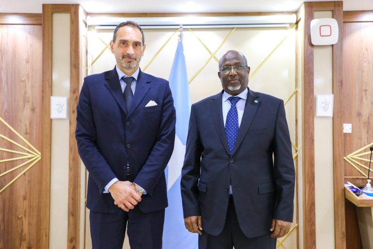 Guddoomiyaha Golaha Shacabka BJFS oo caawa Qaabilay Danjiraha dalka Taliyaaniga Amb Alberto Vecchi.