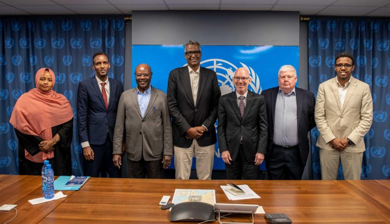 Ergayga gaarka ah ee Madaxweynaha JFS u qaabilsan arrimaha Gurmadka Abaaraha oo kulan la qaatay James Swen .