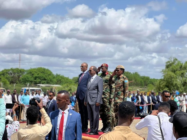 Madaxweyne Hassan sheikh Maxamuud iyo Wafdi Balaaran oo  uu Horkacayo oo haatan gaaray Magalaada Baydhabo ee Gobolka Baay.