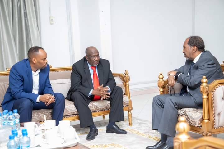 Madaxweyne Hassan sheikh Maxamuud oo  la kulmay Gudoomiyaha Golaha shacabka BJFS.