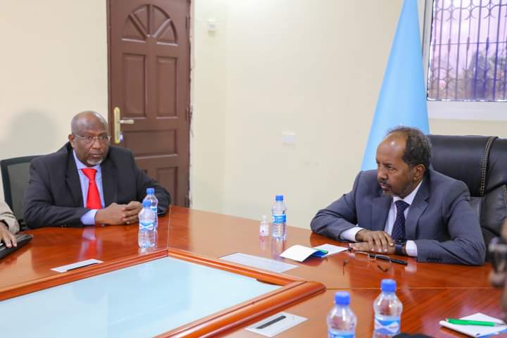 Madaxweyne Hassan sheikh Maxamuud oo gudoomiyey shir looga Hadlayey arimaha Abaaraha.