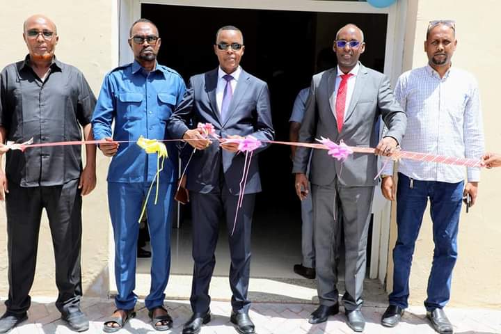 SAWIRO:Guddoomiyaha Gobolka Banaadir  oo xariga ka jaray dhismaha cusub ee Gudiga Gaadiidka ee Bajaajka.