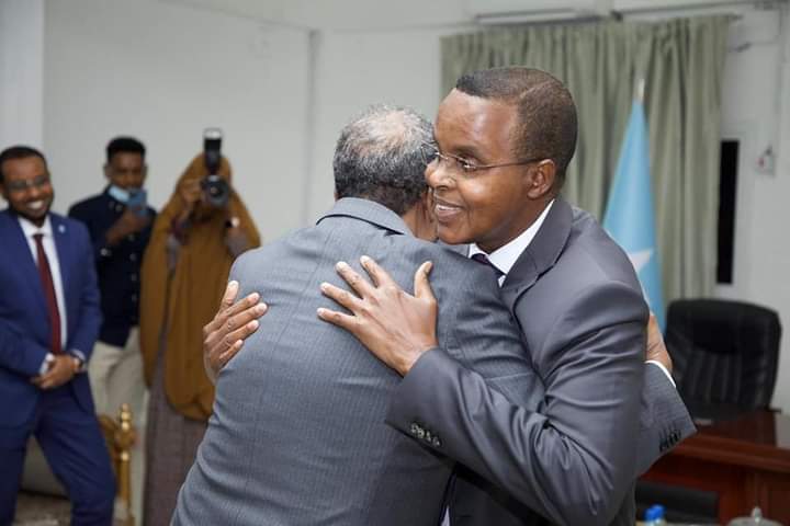 Madaxweyne Hassan sheikh Maxamuud oo caawa la kulmay Gudoomiye Cumar Fillish.