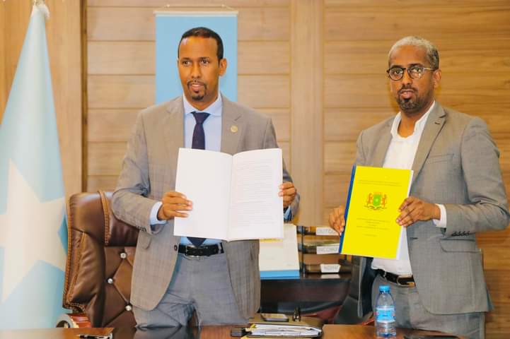 Wasiirka Ganacsiga iyo Warshadaha Soomaaliya  oo maanta Saxiixay Xeer Nidaamiyaha Labaad ee Sharciga Shirkadaha.