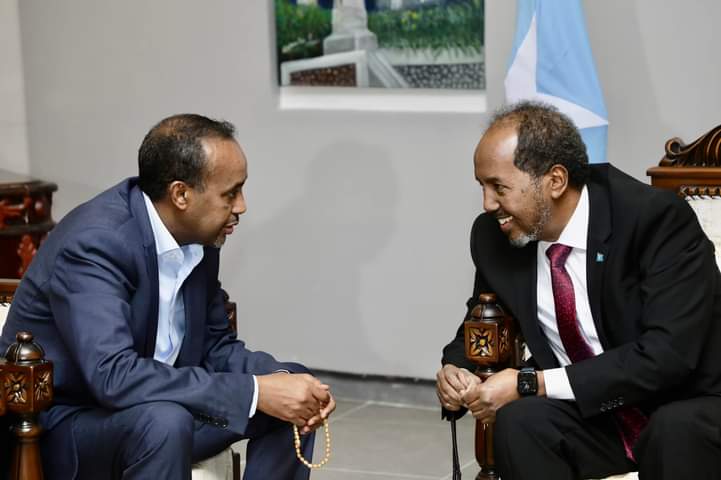 SAWIRRO:Ra’iisul Wasaare Maxamed Xuseen Rooble oo booqasho ugu tagay Madaxweyne Hassan sheikh  Mohamud.