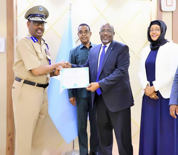 SAWIRRO:Guddoonka Golaha shacabka oo shahaado sharaf gudoonsiiyey Guddoomiyihii guddiga Amniga Doorashooyinka.