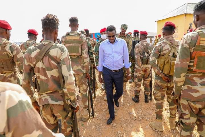 Madaxweynaha galmudug oo ciidamada qalabka sida uga mahadceliyey guulihii ay ka soo hoyeen dagaalkii kooxda ahlusunna.