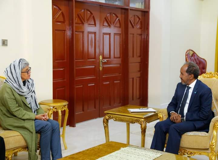 MADAXWEYNE XASAN SHEEKH OO QAABILAY ERGEYGA GAARKA AH EE MIDOWGA YURUB U QAABILLASAN GEESKA AFRIKA.