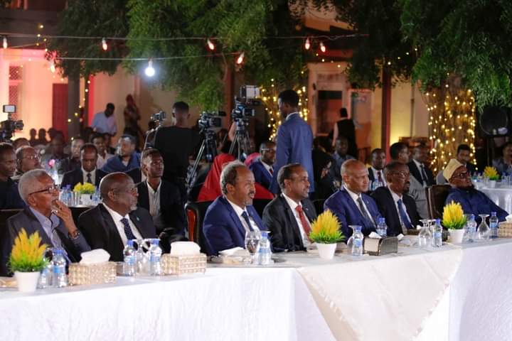 Madaxweyne Hassan sheikh Maxamuud oo xalay ka qeybalay munaasabad lagu abaal marinayay guddiyadii iyo howlwadeennadii doorashooyinka