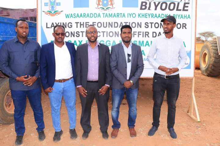 Iskuduwaha Mashruuca Biyoole ee Dowlad goboleedka Galmudug oo kormeeray bar biyoodka Wadgalinsoor oo ah wartii ugu horeeysay ee lagu dhisay mashruuca Biyoole.