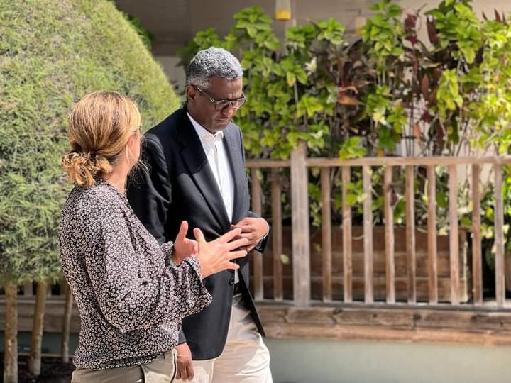 Ergeyga gaarka ah ee Madaxweynaha JFS u qaabilsan gurmadka abaaraha oo kulan la yeeshay safiirka Ingriiska ee Soomaaliya.