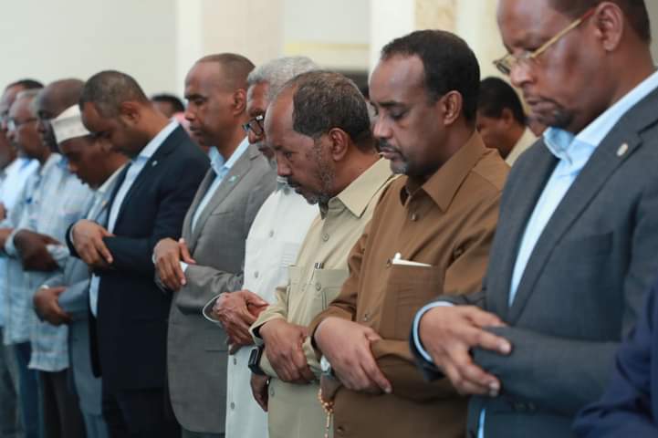 Madaxda Ugu Sareysa Qaranka  oo maanta Salaada Janaasada ku tukaday Marxuum Shirwac oo Muqdisho  ku geeriyooday.