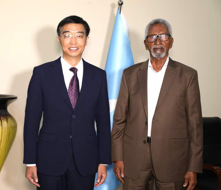 Guddoomiyaha Golaha Aqalka Sare oo kulan la qaatay Safiirka Shiinaha u qaabilsan Soomaaliya.