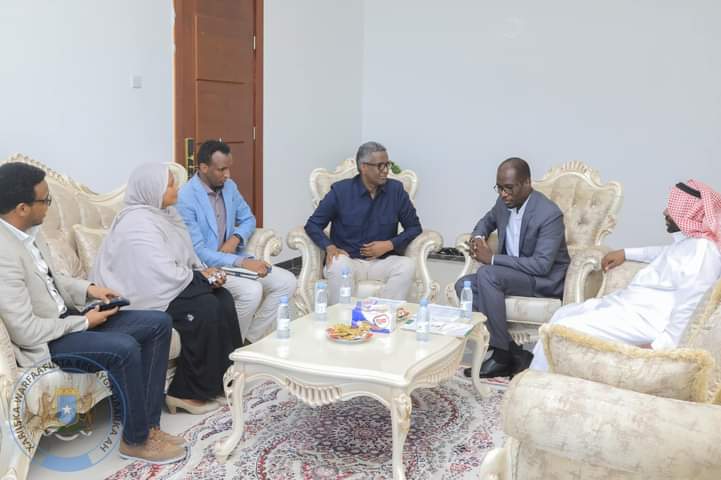 Ergeyga gaarka ah ee Madaxweynaha JFS u qaabilsan arrimaha Gurmadka Abaaraha oo  kulan la yeeshay safiirka Dowladda Boqortooyada Sacuudi Carabiya u fadhiya Soomaaliya .