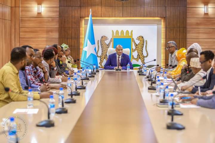 Guddiga gurmadka Abaaraha  iyo Ergeyga gaarka ah ee Madaxweynaha JFS u qaabilsan Arrimaha Gurmadka Abaaraha oo kulmay.