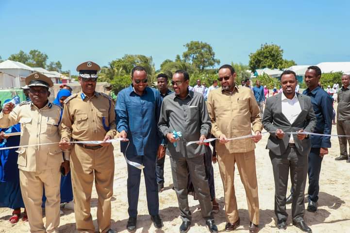 Ra’iisul Wasaare Rooble oo maanta xarigga ka jaray dugsiga hoose dhexe ee agoonta Ciidanka Booliska Soomaaliyeed oo dhawaan loo dhisay qaab casri ah.