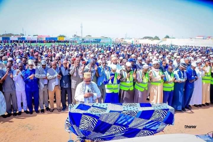 Madaxweyne Hassan sheikh Maxamuud  oo caawa Tacsi u diray Sheekh Cali Warsame oo maanta lagu aasay magaalada Burco.