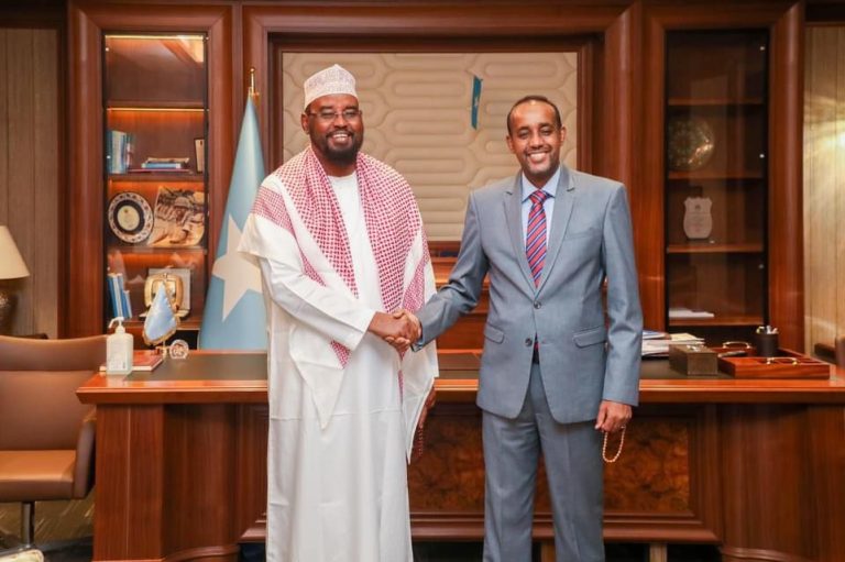 SAWIRO:Ra’iisul Wasaaraha XFS Mudane Maxamed Xuseen Rooble oo maanta xafiiskiisa ku qaabilay madaxweynaha Jubaland.