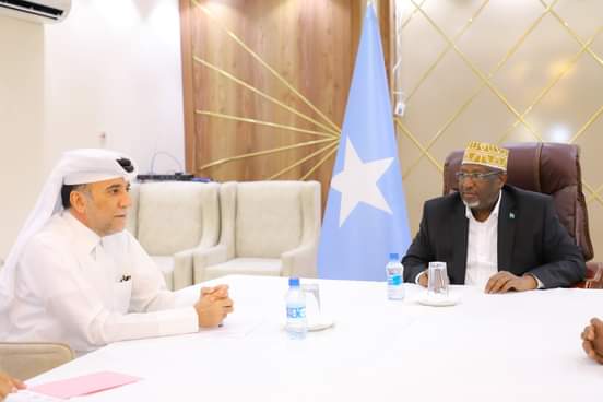 Guddoomiyaha Golaha Shacabka BJFS oo kulan la qaatay Danjiraha Qatar .