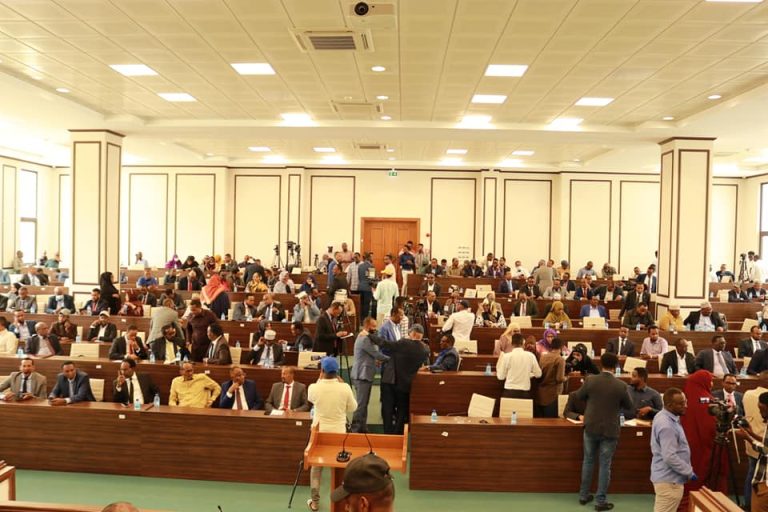 DEG-DEG-Kulankii Golaha Shacabka Baarlamanka Soomaliya oo  kooram La’aan u baaqday.