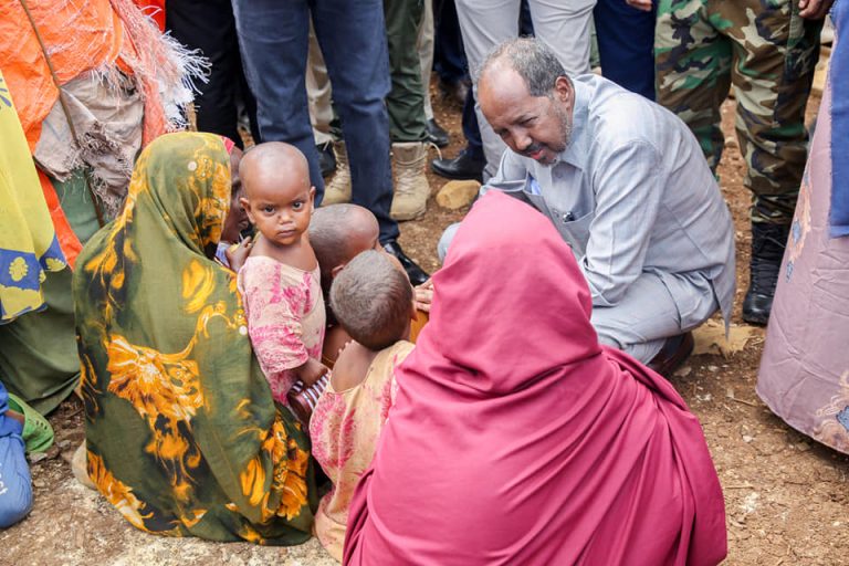 SAWIRRO:Madaxweyne Hassan Sheikh Maxamuud oo maanta Booqday Kaamamka ay ku jiraan Dadka ay Abaartu Samaysay ee ku nool Magaalada Baydhabo .