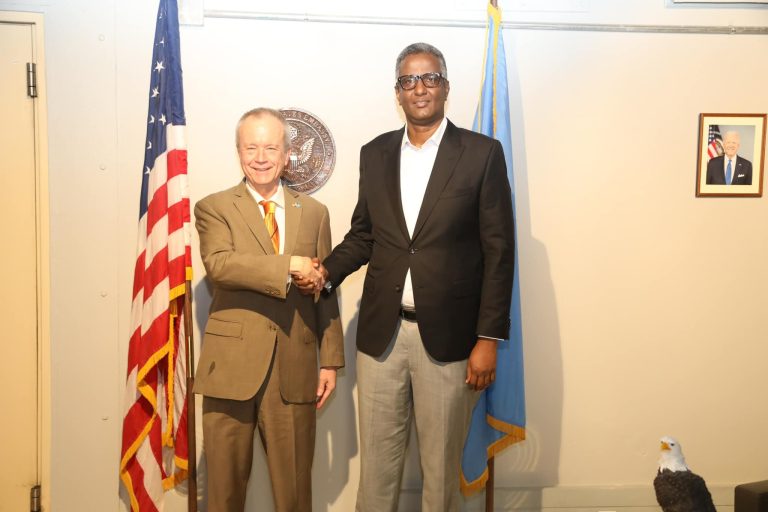 Ergeyga gaarka ah ee Madaxweynaha JFS u qaabilsan arrimaha Gurmadka Abaaraha oo maanta  safiirka mareekanka kala hadlay sida ay gacan uga geysan karaan Gurmadka Abaaraaha .