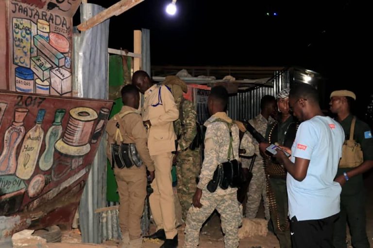 DHAGEYSO: Laamaha Amniga  oo Degmada Deyniile ku qabtay Dhagarqabayal  ka danbeeyey qarax shalay halkaas ka dhacay.