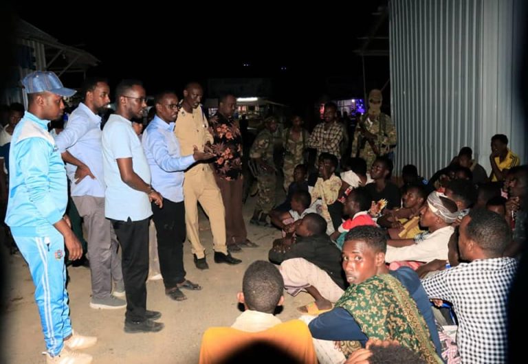 SAWIRRO:Laamaha Amniga Degmada  Deyniile oo xalay gacanta ku dhigay Dad isticmaalayey Maandooriyaal iyo Ciyaalweero.