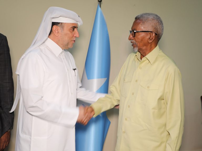 Guddoomiyaha Aqalka Sare oo maanta qaabilay Danjiraha Dowladda Qadar .