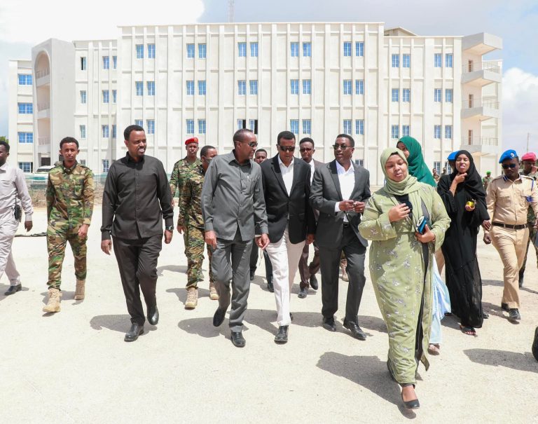 SAWIRO:Ra’iisul-Wasaare Rooble oo maanta booqday dhismaha xarunta Xukumadda iyo xafiiska Ra’iisul Wasaaraha oo heer gabogebo ah maraya.