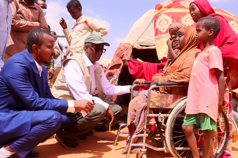 Ergayga Arrimaha Bini-aadimada iyo Gurmadka Abaaraha oo booqasho iyo kormeer ku tagey xirooyinka Barakacayaasha ee Degmada Doolow.