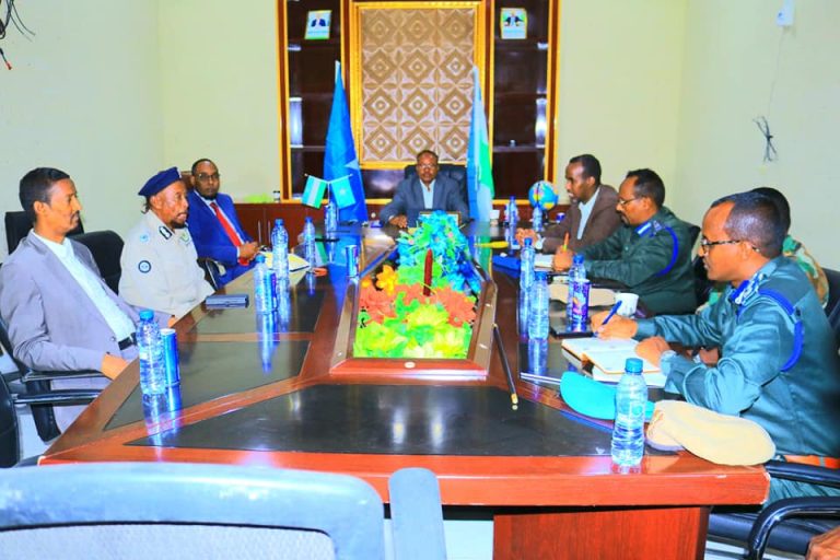 SAWIRRO:Shir looga hadlayey Amniga oo ka dhacay Magaalada garoowe.