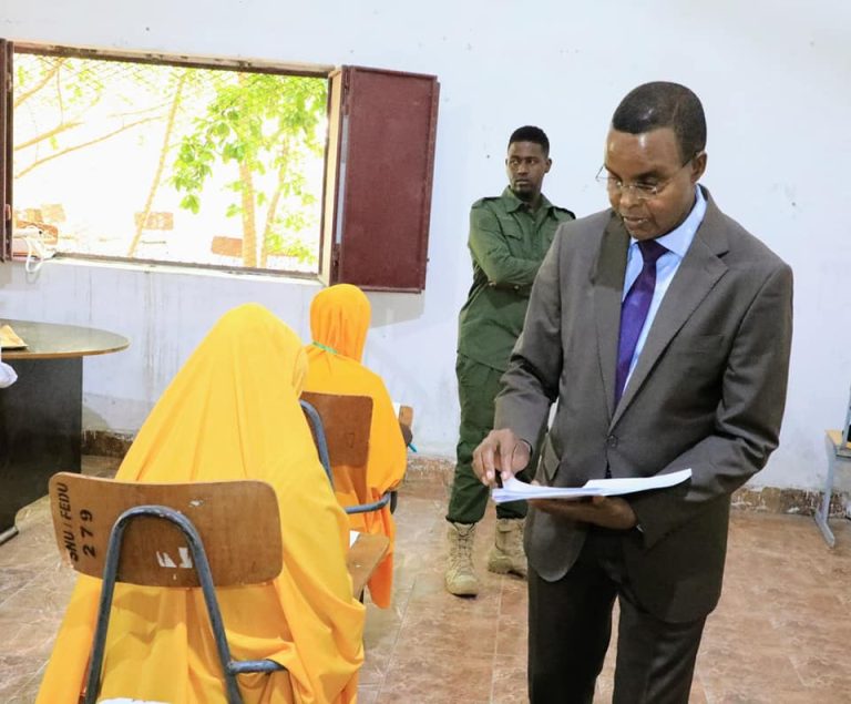 Guddoomiyaha Gobolka Banaadir oo maanta si rasmi ah u daahfuray Imtixaanaadka shahaadiga ee  Fasalka 8-aad ee dugsiyada gobolka Banaadir.